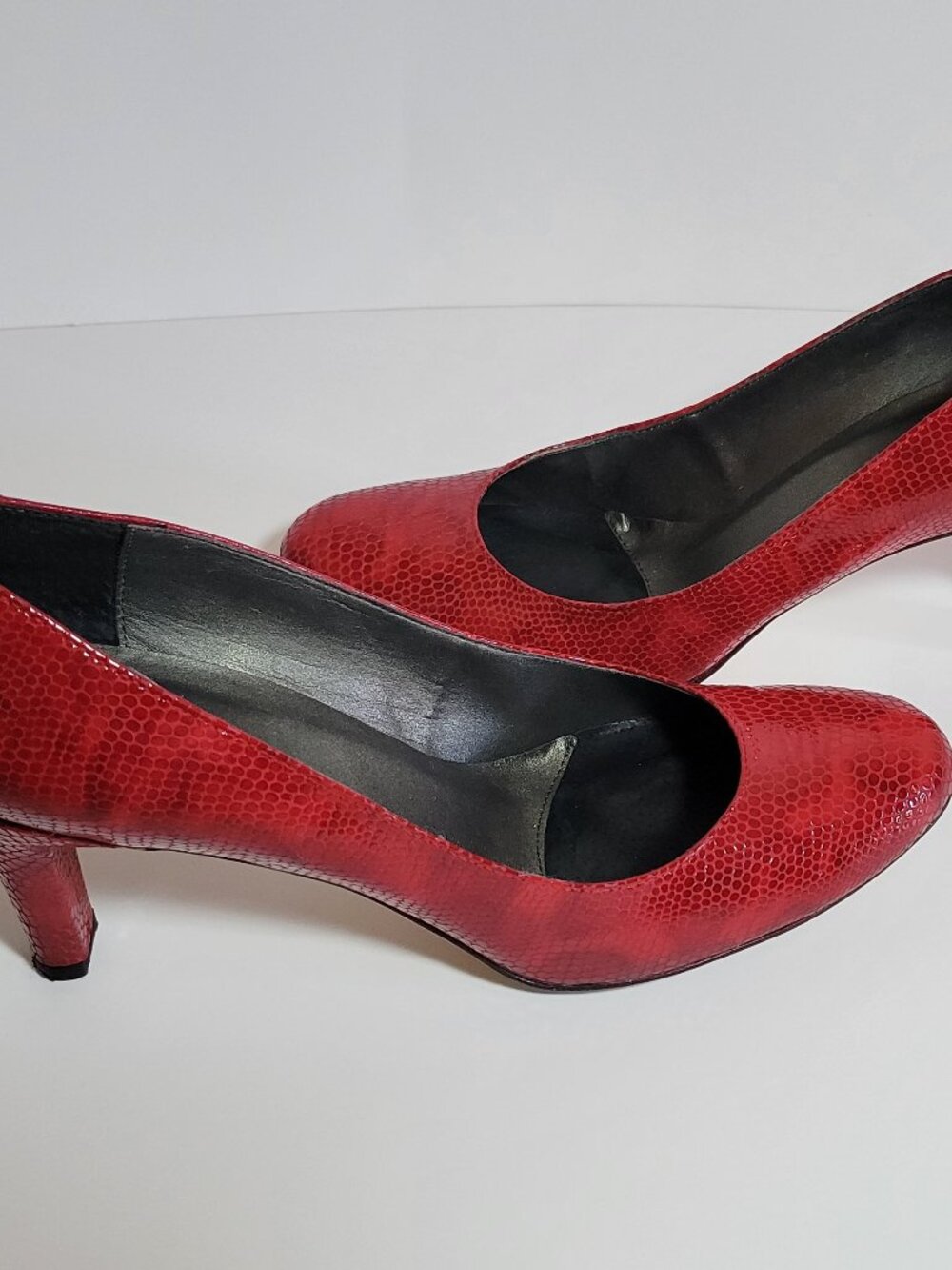 Vaneli Womens Red Heels Size 9 Pumps Snakeskin Udex 3" Round Almond Toe Shoes